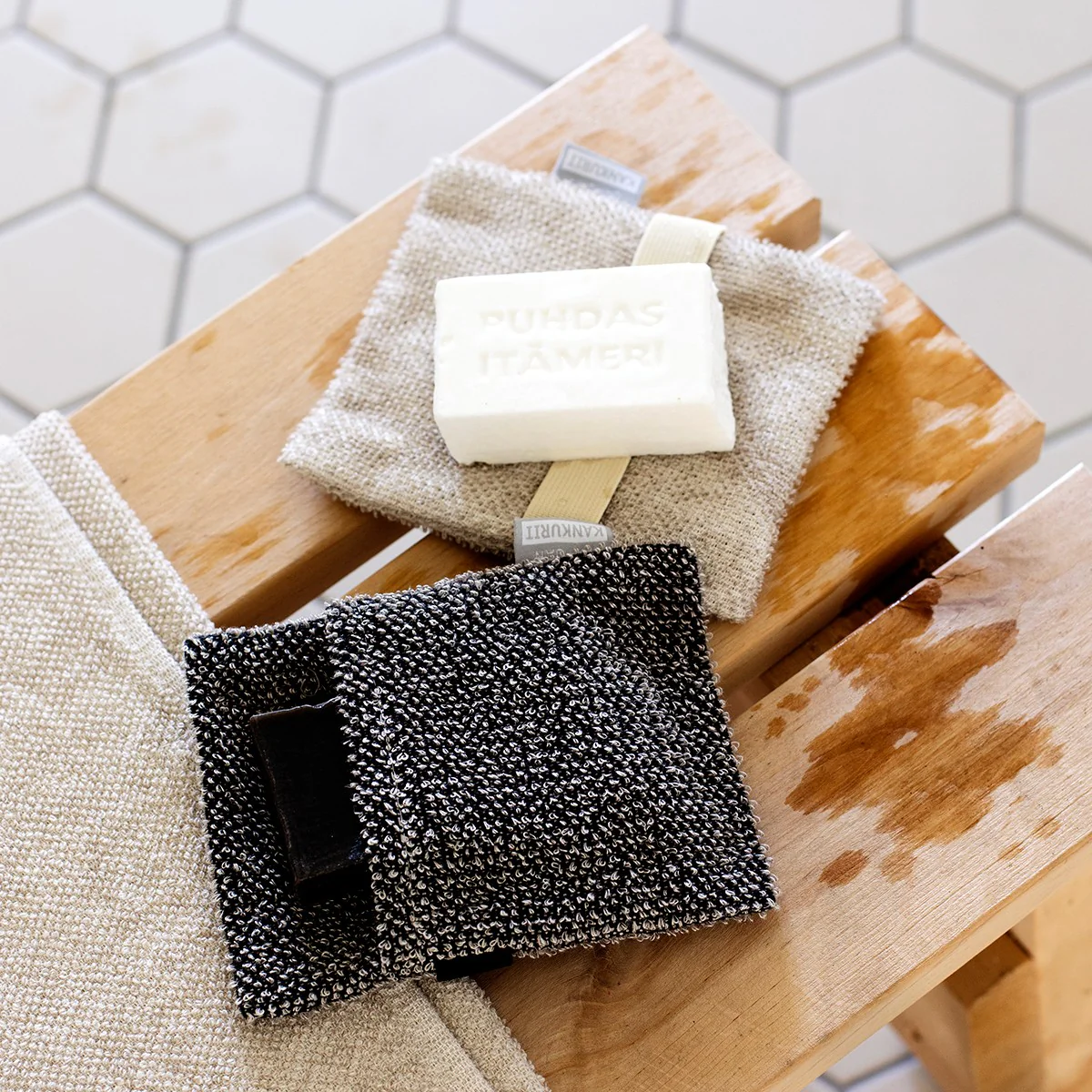 Lapuan Kankurit Kivi Beige Soap Scrub Mitt - Image 3