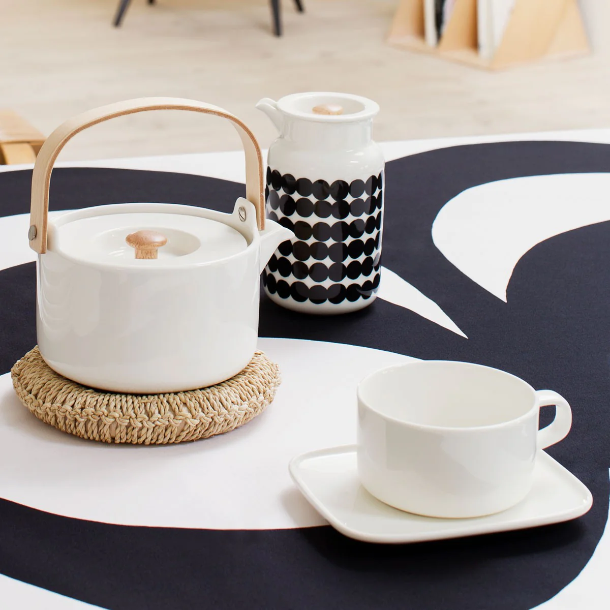 Marimekko White Oiva Teapot - Image 2